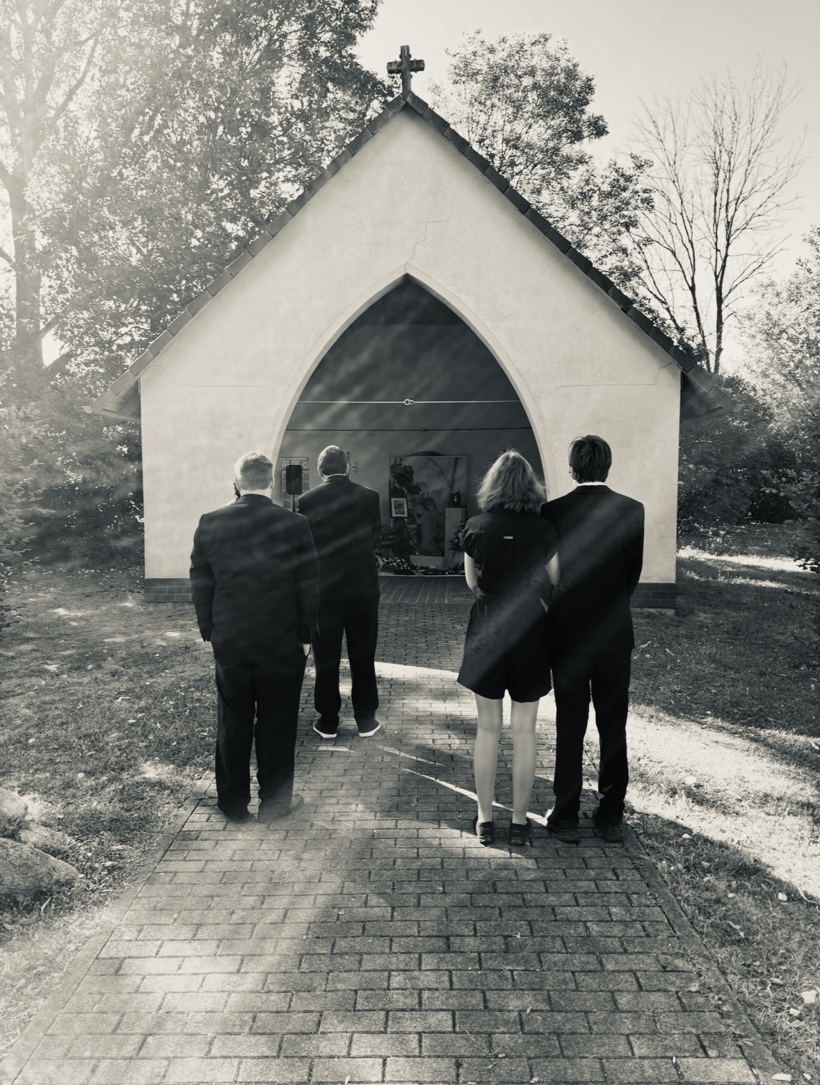 Menschen auf dem gemeinsamen Weg zu einer Trauerfeier
